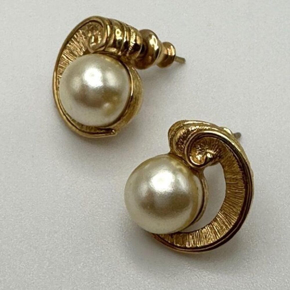 Vintage Costume Earrings Gold Scroll and Pearl Studs 1/2 Inch - Picture 5 of 5